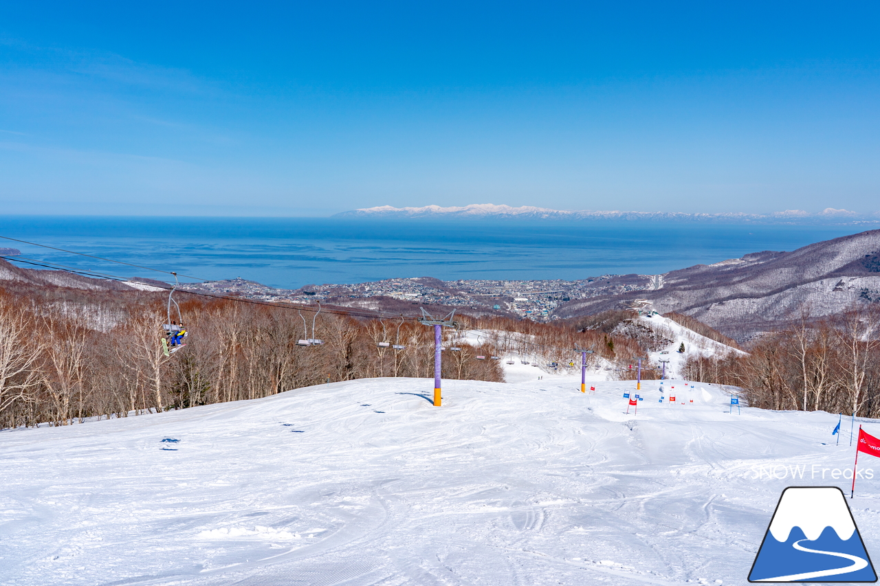 朝里川温泉スキー場｜豊富な残雪のおかげで、4月10日（日）まで営業延長中！日本海を眺めながら、のんびり春スキー＆スノーボードを楽しみましょう♪